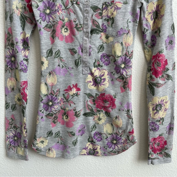 WET SEAL Bella Swan Grey Floral Thermal Scoop Neck Fitted Henley Long Sleeve Top - Picture 4 of 6